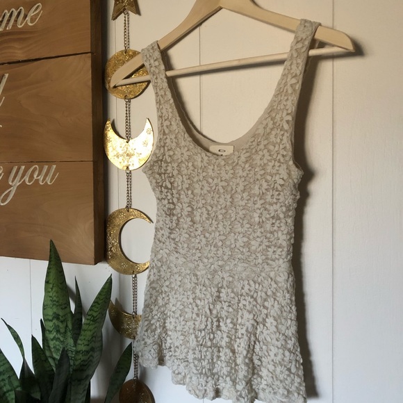 UO Daisy Lace Peplum Tank - Picture 2 of 8